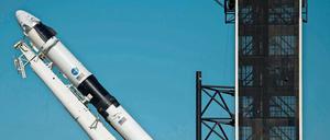 Aufbauhilfe. Die Nasa braucht die Unterstützung von Elon Musks Firma „SpaceX“, um am Mittwoch erstmals wieder Amerikaner vom Kennedy Space Center ins All schicken zu können – mit einer „Falcon 9“-Rakete im Raumschiff „Crew Dragon“. 