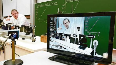 An der Universität Halle wird ein Professor bei seiner Vorlesung in einem naturwissenschaftlichen Hörsaal gefilmt.