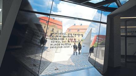 Blick aus dem Neubau auf den Altbau des Jüdischen Museums in Berlin.