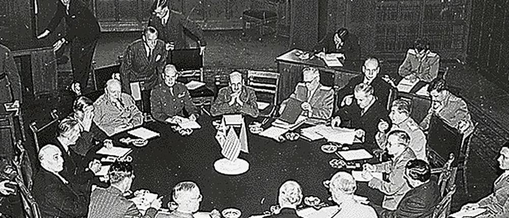  Die Sitzungen in Potsdam waren keine exklusiven Gespräche der Regierungschefs. In 13 Vollsitzungen debattierten Delegationen der USA, der Sowjetunion und Großbritanniens über Reparationen, Demokratisierungskonzepte und Grenzen