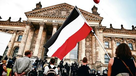 Bei der Berliner Demonstration gegen die Corona-Maßnahmen gingen Protestierende zusammen mit Rechtsextremen auf die Straße gegangen. 