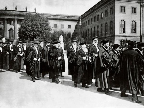 Die Professoren der Berliner Friedrich-Wilhelms-Universität 1905. Sie konnten sich immer auch Ressourcen bedienen, die durch die deutsche Kolonialherrschaft zugänglich wurden;
