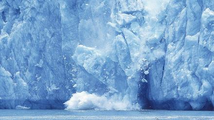 Abbrechende Eiskanten sind ein Sinnbild des Klimawandels. Sie könnten die Erwärmung aber auch indirekt verstärken.