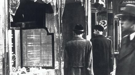 Ein zerstörtes jüdisches Geschäft nach den Novemberpogromen 1938, die sich am 9. November jähren. 