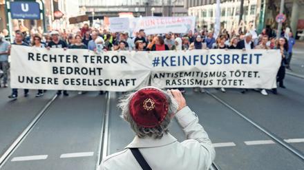 Demonstranten laufen auf der Berliner Demo gegen Antisemitismus und rechten Terror nach dem Anschlag auf die Synagoge in Halle.