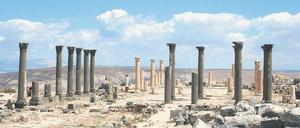 Antikes Oktogon und ein Säulenhof in Gadara (Uum Qais) in Jordanien.