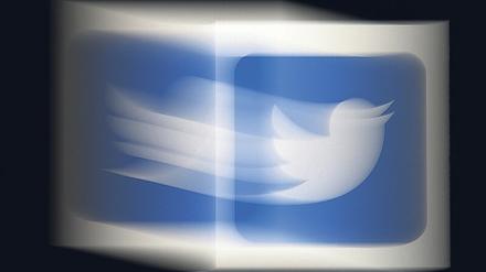 Die Abbildung zeigt ein verwischtes Logo von Twitter mit dem weißen Vogel auf blauem Grund.