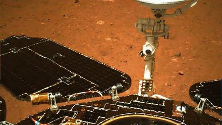 Marsflugkörper. Am Mittwoch veröffentlichte die chinesische Raumfahragentur CNSA ein erstes Bild, das der chinesische Mars-Rover „Zhurong“ nach der Landung auf dem Nachbarplaneten am vergangenen Samstag aufgenommen hat. 
