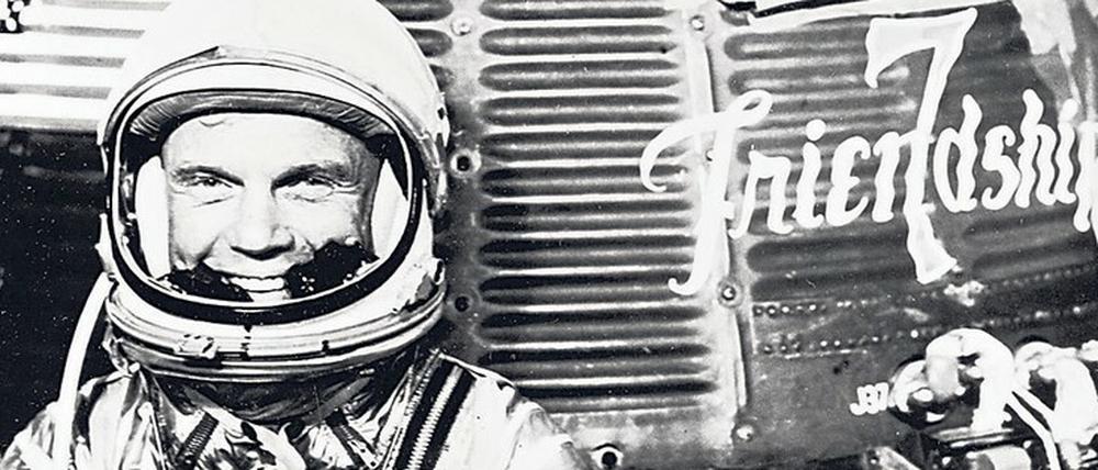 John Glenn 1962 vor der Raumkapsel Friendship 7. 