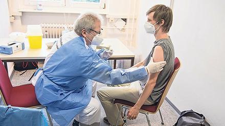 Pieks. Ein Student wird in Mainz geimpft. Verbände rufen Studierende auf, sich immunisieren zu lassen. Foto: 