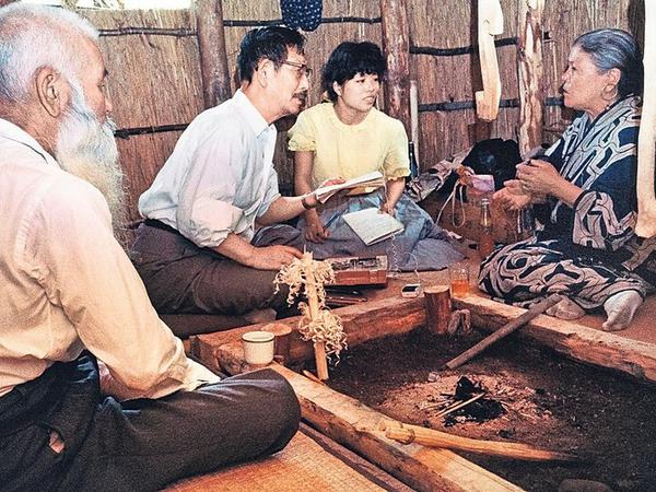 Ein Team von Japanischen Linguist:innen spricht mit einer Ainu-Sprecherin (Aufnahme von 1962).