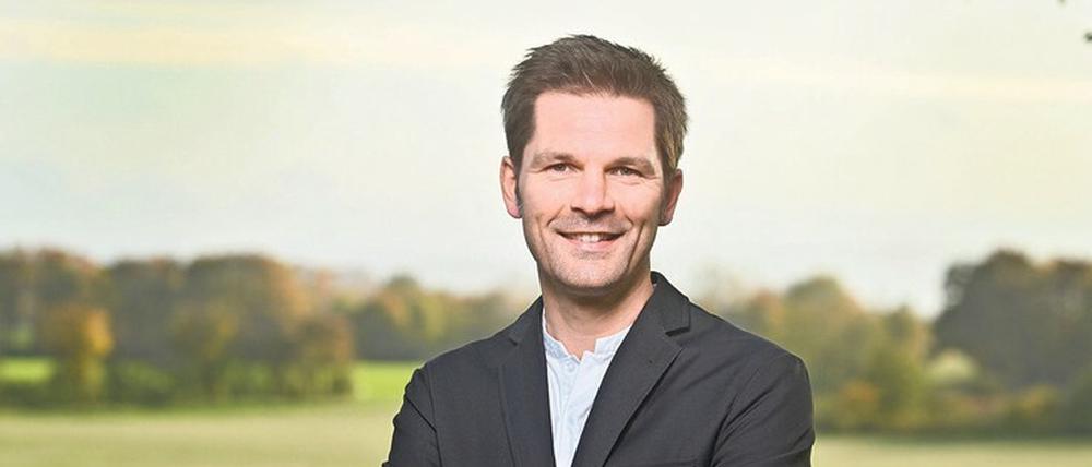 Berlins Wissenschaftsstaatssekretär Steffen Krach (SPD), der jetzt in Hannover zur Wahl antritt. Das Bild zeigt ihn auf einem Termin dort in der Region. 