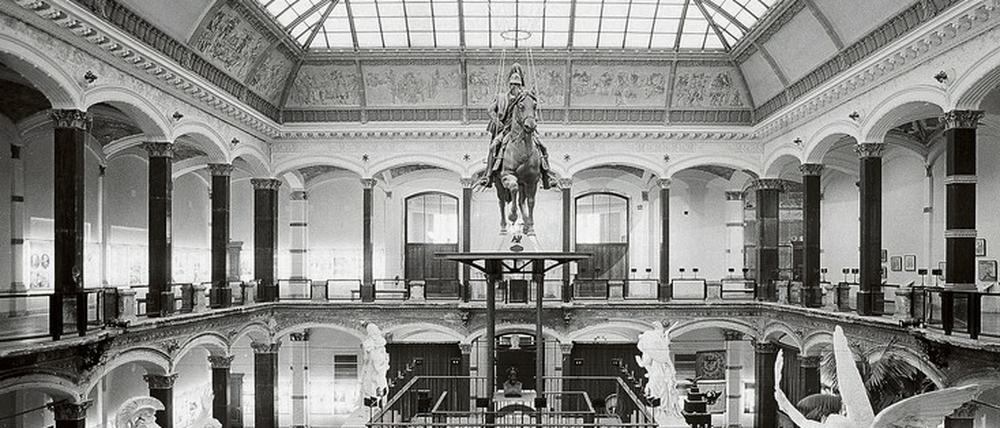 Hängt den Preußenkönig. Im Lichthof des Museums hing der Abguss des Reiterstandbilds von Kaiser Wilhelm I. an einem Fesselballon in der Luft. Die Ausstellungsmacher wollten ihm so seine dynastische Schwere nehmen. 