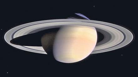Die Raumsonde Cassini schickte Aufnahmen vom Ringplanet Saturn und seinen Monden.