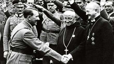 Komplexes Verhältnis. Obwohl die Nazis die Kirchen marginalisieren wollten, wurde die christliche Religiosität durch den völkischen Neuglauben oft nicht verdrängt, sondern überwölbt. Auch in der NSDAP gab es viele „christliche Nationalsozialisten“.