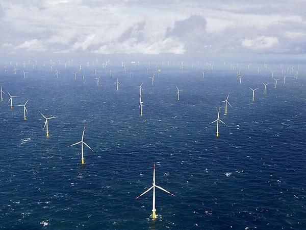 Die Nutzung erneuerbarer Energien wie in Windparks auf dem Meer verbessert die Treibhausgasbilanz der Energiesystem einiger Länder.
