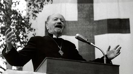 Otto Dibelius. Der Bischof beim Kirchentag 1959. Er gilt als herausragende Figur des deutschen Protestantismus. Foto: picture-alliance/dpa