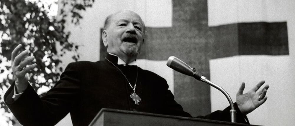 Otto Dibelius. Der Bischof beim Kirchentag 1959. Er gilt als herausragende Figur des deutschen Protestantismus. Foto: picture-alliance/dpa