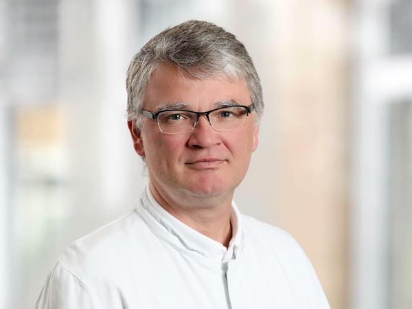 Torsten Bauer ist Chefarzt der Klinik für Pneumologie, Lungenklinik Heckeshorn am Helios Klinikum Emil von Behring in Berlin Zehlendorf.