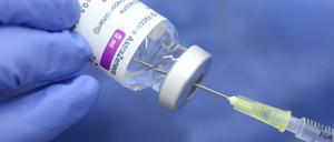Eine Spritze mit dem Corona Impfstoff AstraZeneca wird im Impfzentrum des Landkreises Harz aufgezogen.