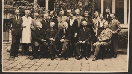 Mitarbeiterinnen und Mitarbeiter des Realkatalogs der Preußischen Staatsbibliothek, 1933, darunter Ernst Honigmann (ganz rechts, stehend).