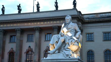 Alexander von Humboldt-Denkmal vor der HU Berlin.