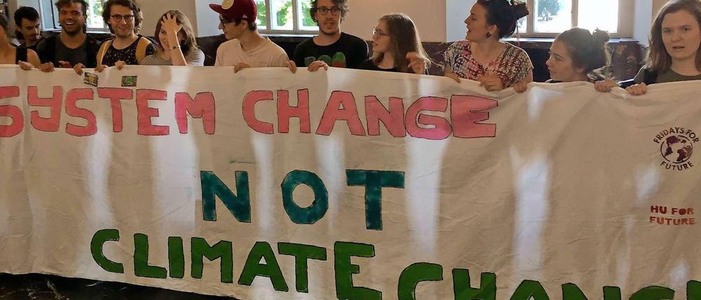 Studierende in der Humboldt-Universität beim Klimaprotest.