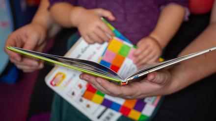 73 Prozent der Eltern, denen selber vorgelesen wurde, lesen ihren Kindern regelmäßig vor.
