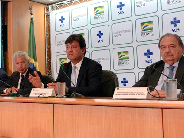 Der brasilianische Gesundheitsminister Luiz Henrique Mandetta (Mitte) sagte, dass Brasilien bereit sei, Patienten zu testen und die notwendigen Maßnahmen zur Bekämpfung des Coronavirus zu ergreifen.