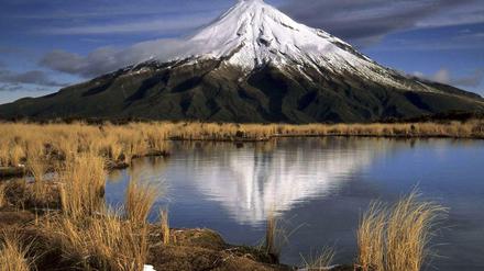Feuerberg. Der Mt. Taranaki (früher Mt. Egmont) ist einer von vielen Vulkanen Neuseelands. Sie zeigen an, dass unter der Oberfläche viel heißes Gestein transportiert wird. Die Ursache dafür ist die Verschiebung der Erdplatten in der Region. 