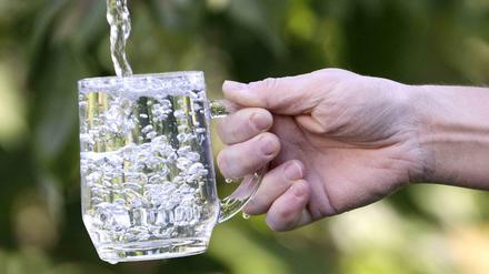 Besonders im Sommer und beim Sport sollte man viel trinken – am besten Wasser.