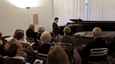 Im kleinen Kreis: Pianist Avan Yu schätzt es, in Privatwohnungen zu spielen. Hier kann der Künstler stärker mit dem Publikum in Kontakt kommen. 