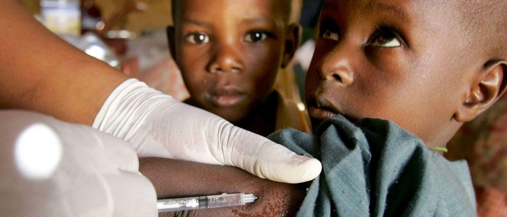 Lebensretter in Gefahr. Wenn das Konservierungsmittel Thiomersal in Impfstoffen verboten wird, trifft das vor allem Kinder in der Dritten Welt. 