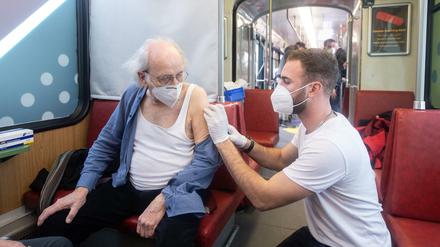 Booster in der Impftram. Ein 85-jähriger Mann lässt sich in Frankfurt ein drittes Mal gegen Corona impfen.