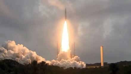 Eine Ariane-Trägerrakete startet mit „James Webb Space Telescope“ zum All.