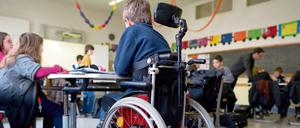 Ein Schüler im Rollstuhl sitzt gemeinsam mit nichtbehinderten Schülern in der Klasse.