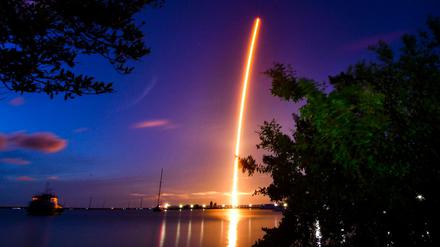 Eine Falcon 9-Rakete hat vom Kennedy Space Center aus erstmals vier Privatpersonen ins All gebracht,