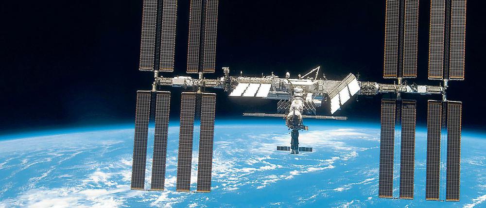 Viele Sonnenflügel, aber keine Vogelflug-Forschung: Der Icarus-Computer auf der Internationalen Raumstation (ISS) kann nicht gekühlt werden und wurde deshalb wieder heruntergefahren. 