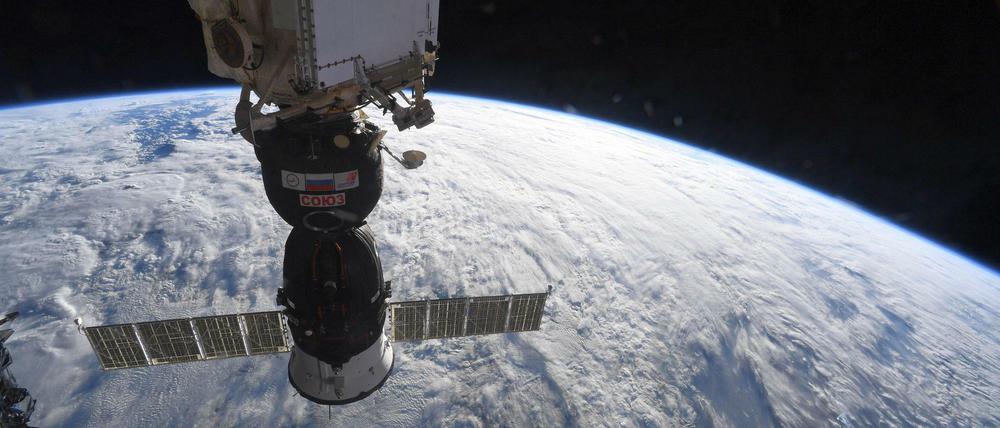 Das Loch, das vermutlich ein Mikrometeorit in der Nacht zum Donnerstag in die Sojus-Raumkapsel der ISS geschlagen hat, ist gestopft.