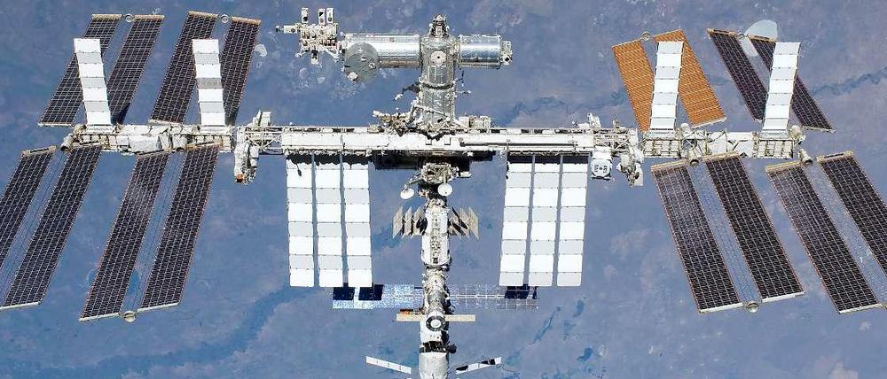 Himmelslabor. Die Internationale Raumstation umkreist die Erde in 400 Kilometern Höhe. Sie ist dauerhaft mit sechs Raumfahrern besetzt. 