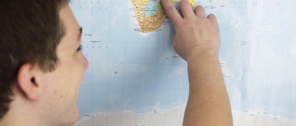 Schüler zeigt sein Einsatzland auf einer Weltkarte.