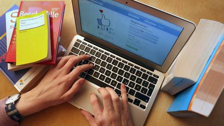 Ein Schüler registriert sich am Laptop in einem sozialen Netzwerk.