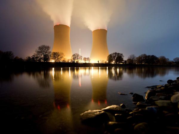 Angestrahlt. Das Atomkraftwerk Grohnde kann bis jetzt noch für seine eigenen Beleuchtung sorgen. Bald sollen aber auch hier die Brennstäbe ausgehen.