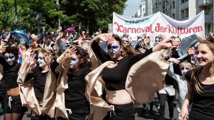 Als Fledermäuse verkleidete Kinder und Jugendliche tanzen auf dem Karneval der Kulturen in Berlin.