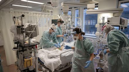 Ein Covid-19-Patient wird auf einer Intensivstation einer Klinik in Göteborg behandelt.