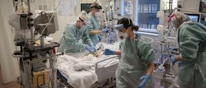 Ein Covid-19-Patient wird auf einer Intensivstation einer Klinik in Göteborg behandelt.