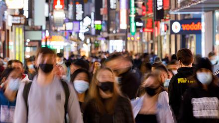 Menschen tragen Maske in der Innenstadt, Symbolbild. (Archivbild, 13.10.2020)