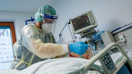 Ein Covid-19-Patient wird auf einer Intensivstation einer Berliner Klinik behandelt.
