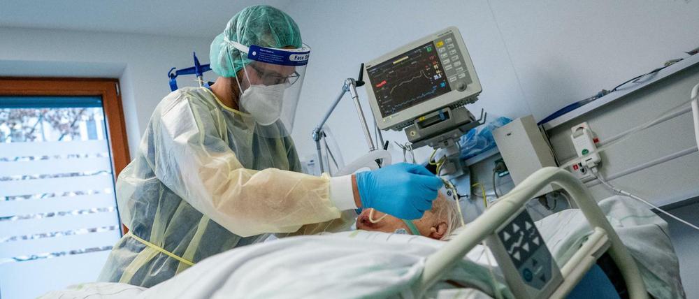 Ein Covid-19-Patient wird auf einer Intensivstation einer Berliner Klinik behandelt.