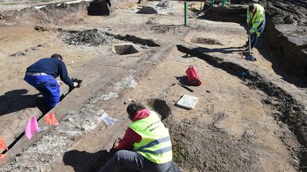 Archäologen sind bei einer Grabung zu sehen.
